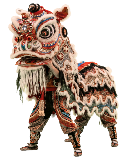 Disfraz tradicional de danza del león china con detalles en rojo, blanco y dorado, sostenido por dos bailarines sobre un fondo negro.